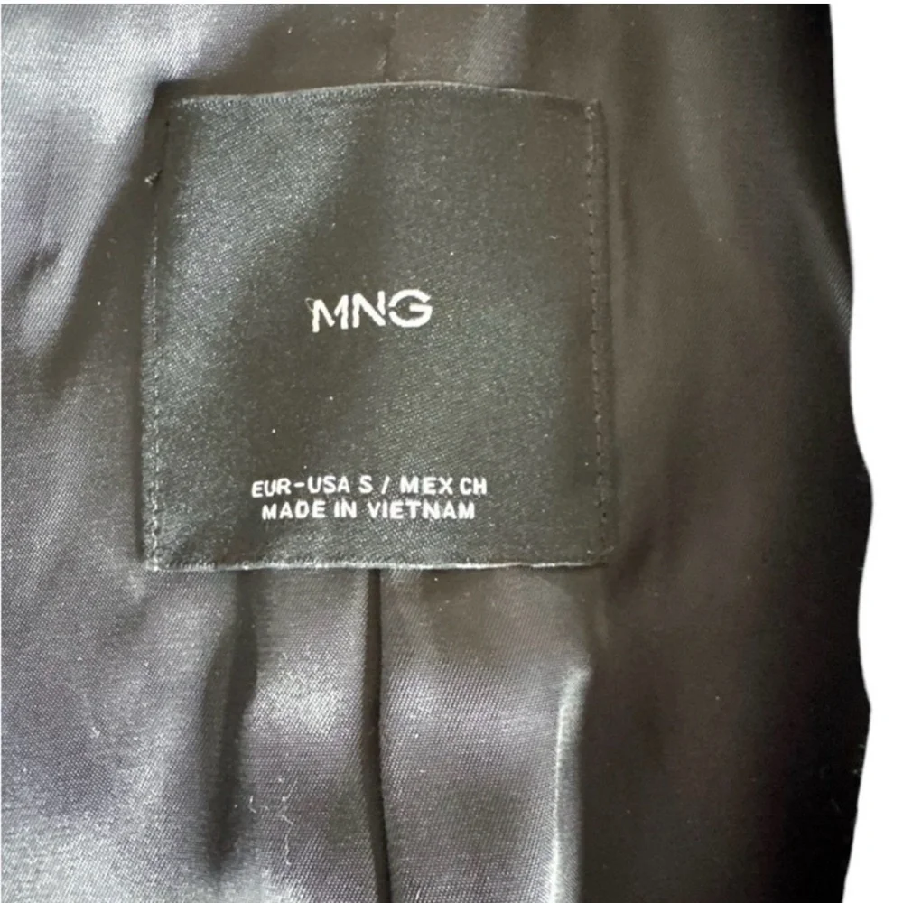 MANGO Gray Double-Breasted
Cropped Blazer, Size S. - Picture 9 of 15